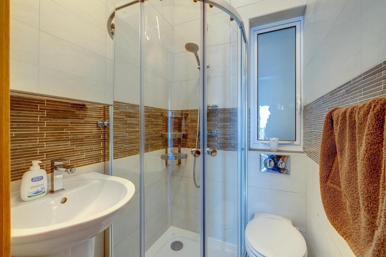 Prime Location Apartment With Side Seaviews Sliema Eksteriør billede