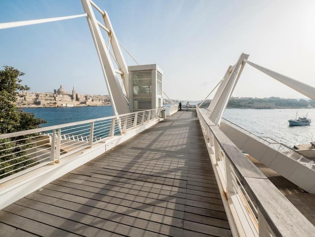 Prime Location Apartment With Side Seaviews Sliema Eksteriør billede